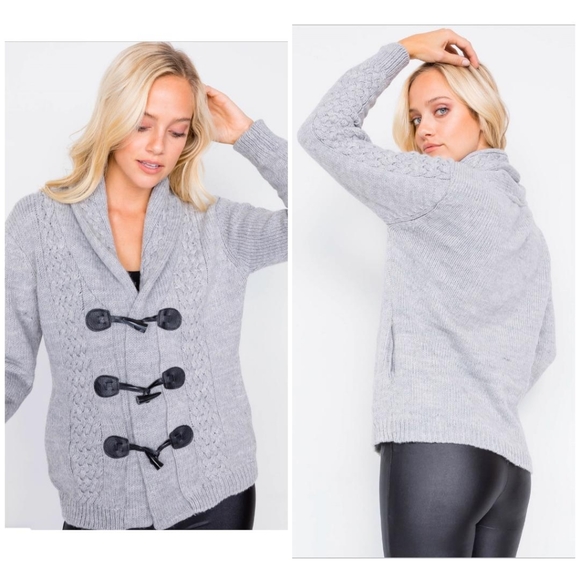 Sweaters - 🎀HP🎀Cozy Chic Gray Mix Knit Front Buckle Sweater